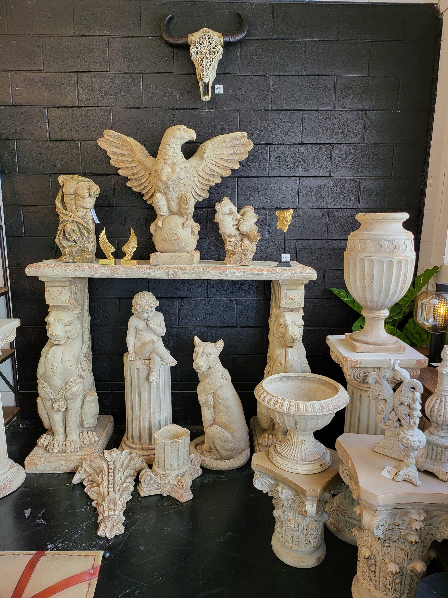 Vintage Lion Plinth - Antique Marble